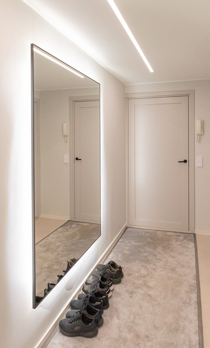 LED-list installerad i taket i en foajé. Ytterligare ljus ges av en stor spegel med en LED-list runt kanterna.